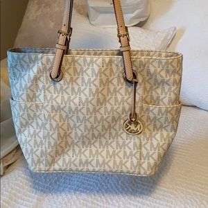 Michael Kors Logo Tote in vanilla